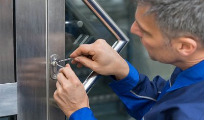 Ouverture rapide de porte blindée claquée avec clé derrière à Dijon